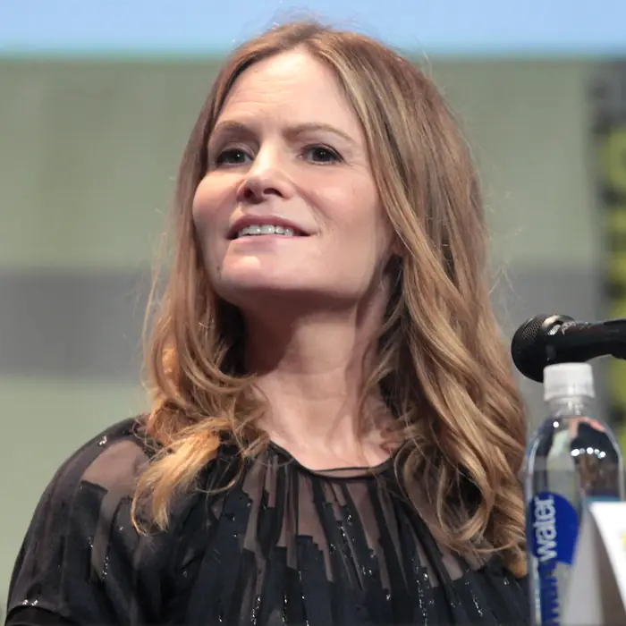 Jennifer Jason Leigh